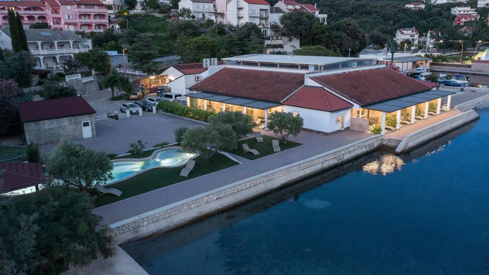 Seafront Apartments Tomi