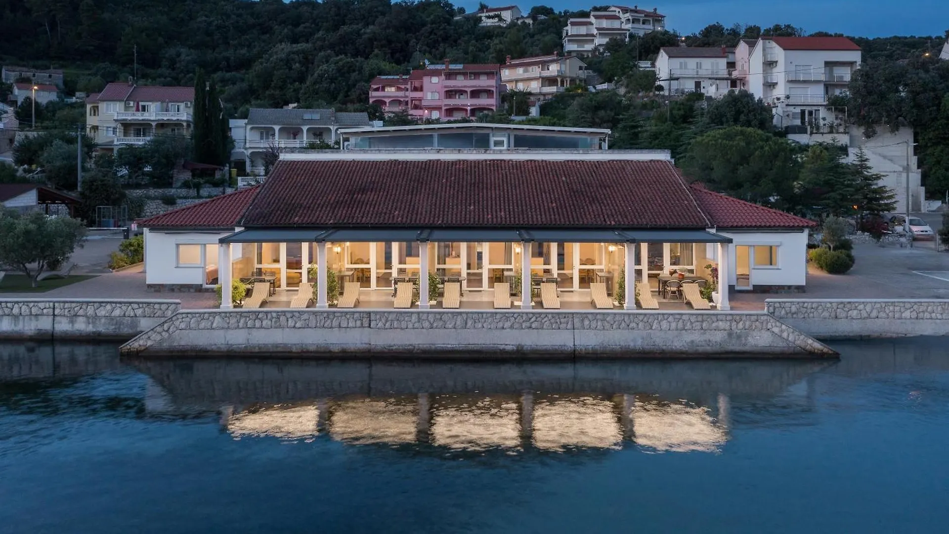 Seafront Apartments Tomi