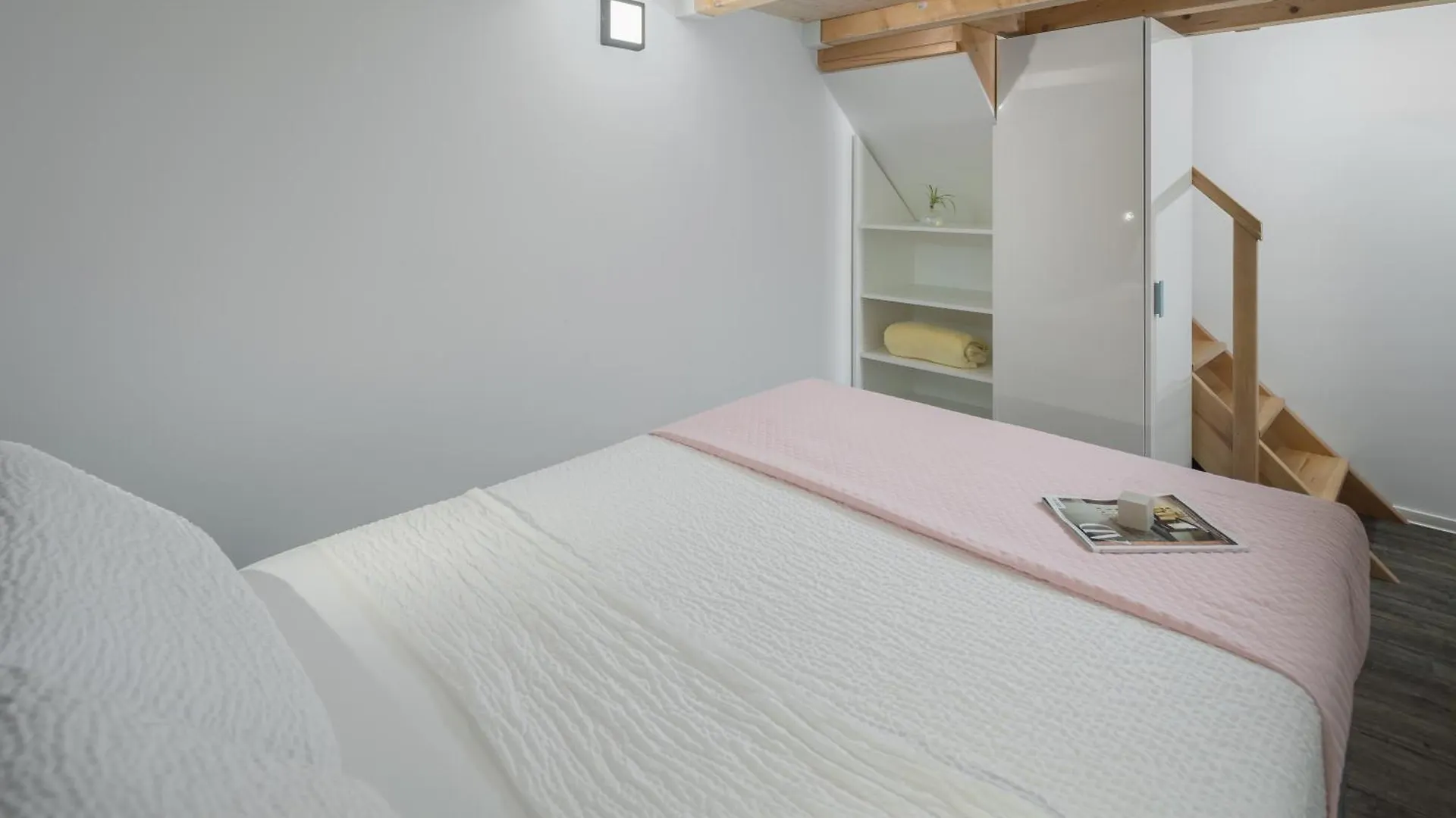 Seafront Apartments Tomi