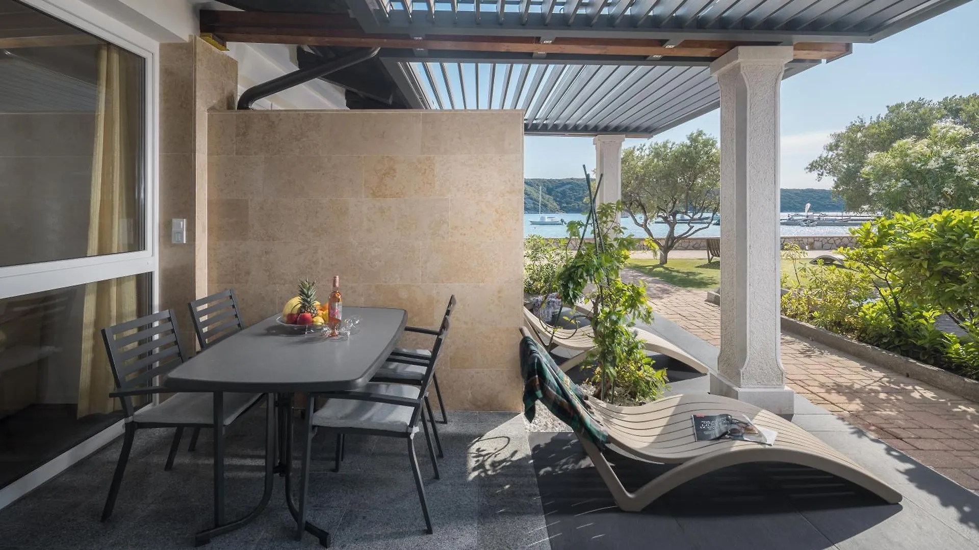 Seafront Apartments Tomi