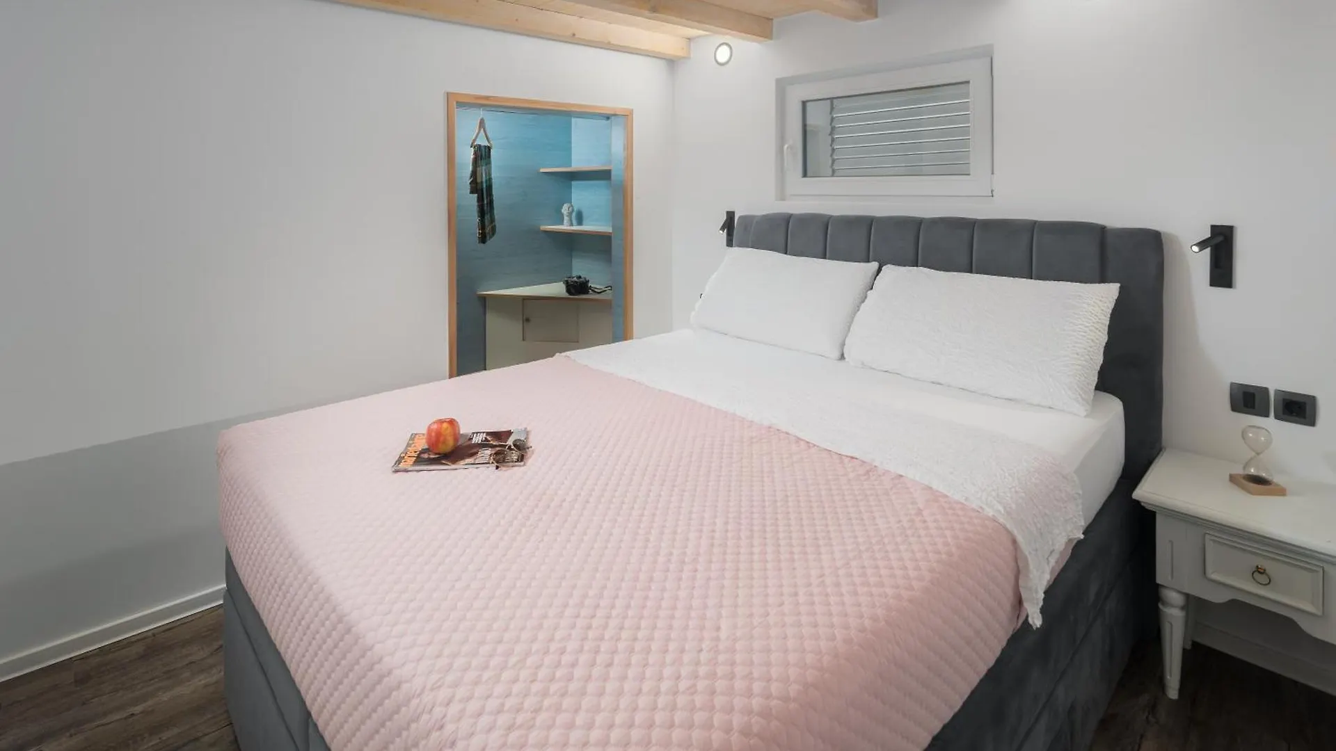 Seafront Apartments Tomi