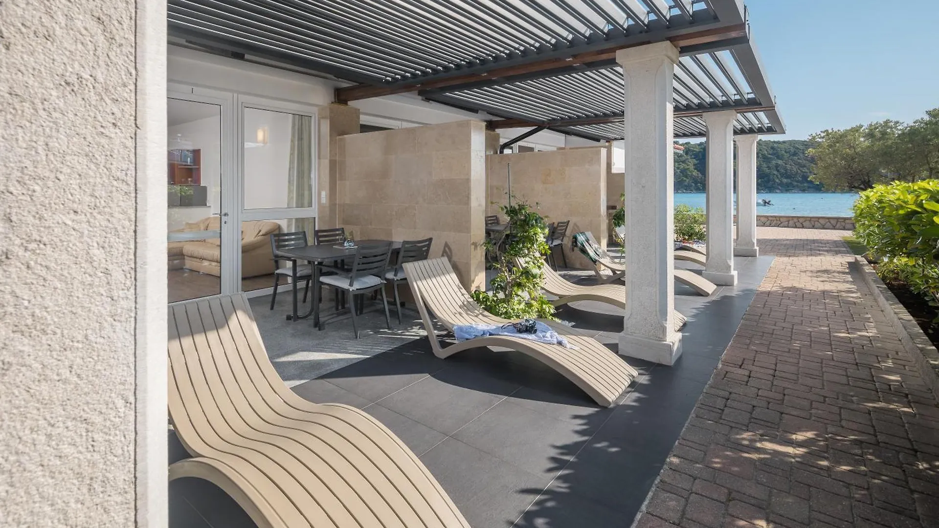 Seafront Apartments Tomi